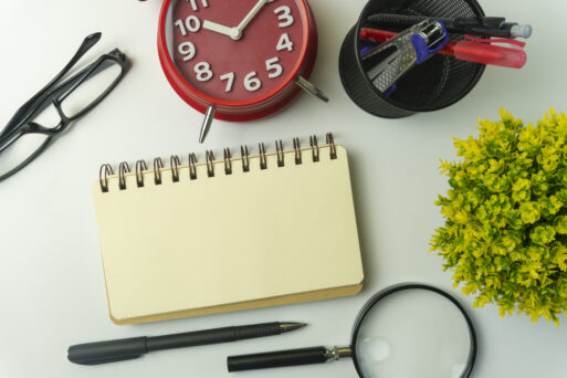 conceptual image. paper note writing with alarm clock, vase, stationery and portable mini loud speaker against background. flat lay
Рабочая неделя