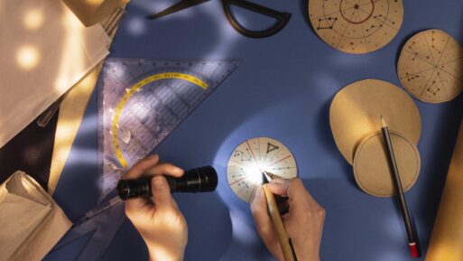 гороскоп на июль составляют на голубом столе с линейкой и звездными путями