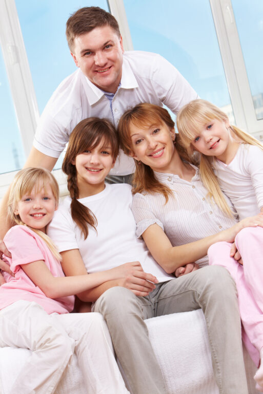 Happy man embracing his daughters and wife
семья с детьми