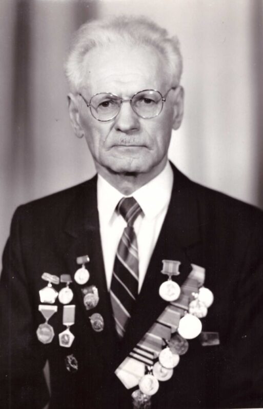 1. Старожил г. Якутска, ветеран физкультурного и профсоюзного движения Якутиии Е.К. Суровецкий