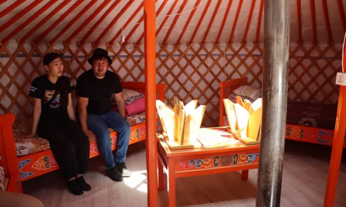 19. В такой юрте места на 4, столик, табуретки и печка