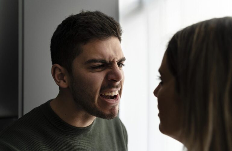 para-boretsa-s-gnevom-doma